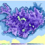 Myndin sýnir hitaspá um miðnætti á gamlárskvöld. Frost yfirleitt 8 til 18 stig, og enn kaldara inn til landsins og upp til fjalla.