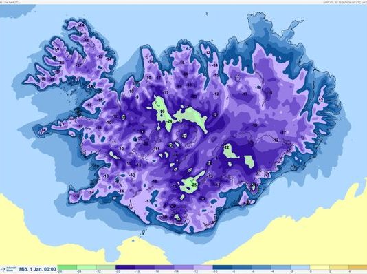 Myndin sýnir hitaspá um miðnætti á gamlárskvöld. Frost yfirleitt 8 til 18 stig, og enn kaldara inn til landsins og upp til fjalla.